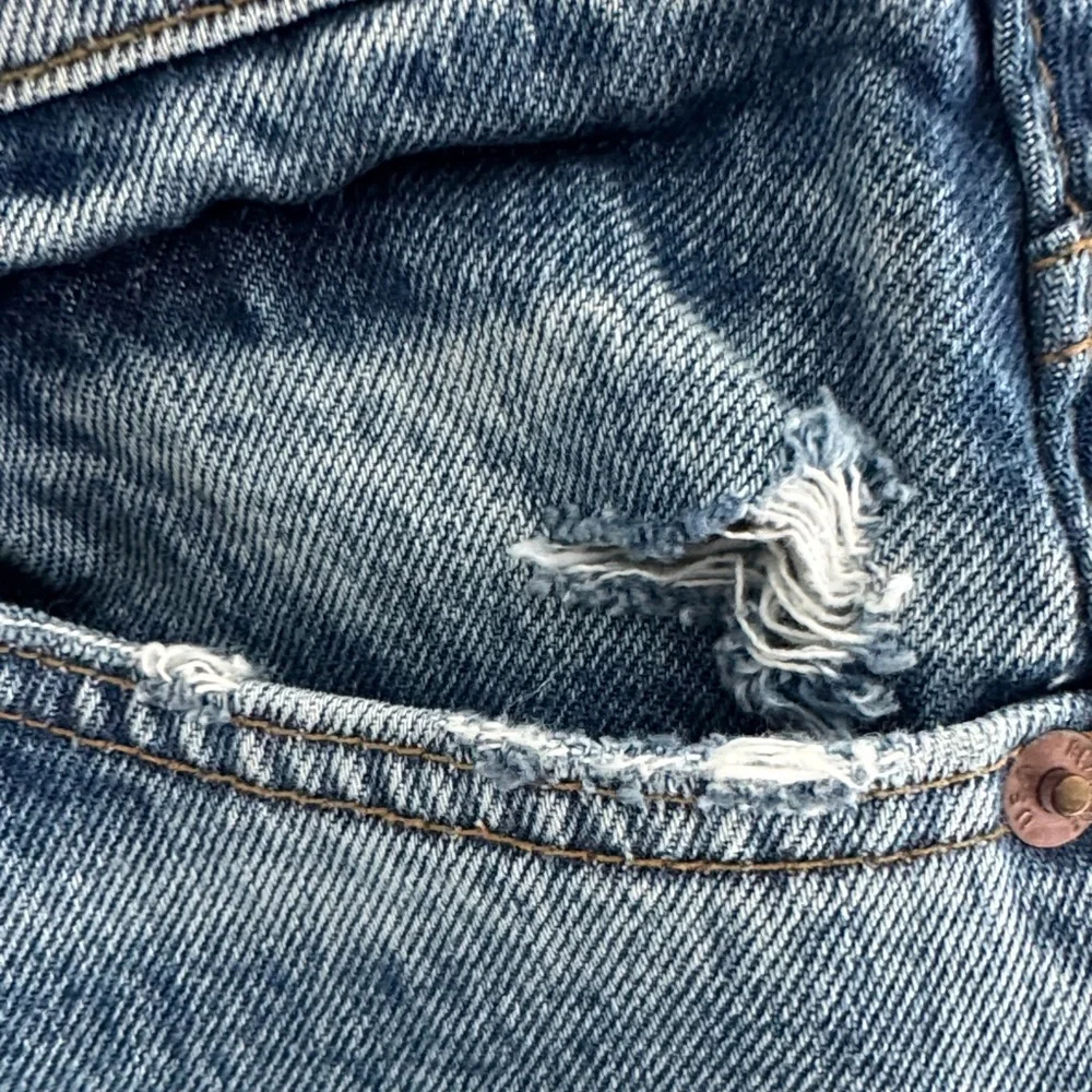 Re/Done 70’s Straight Leg High Rise Jeans in Washed Blue with Distressed Knee - Picture 4 of 6